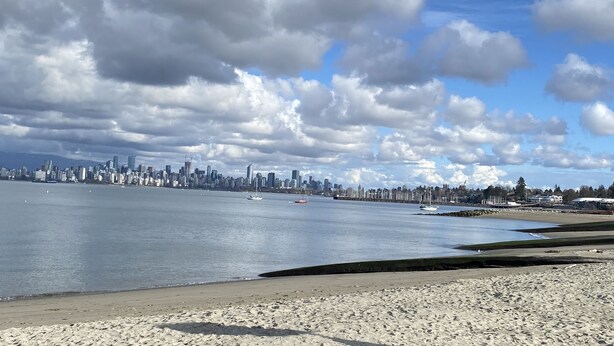 A beach with a city skyline in the background. - Quiet and cosy get away suite in Point Grey Vancouver BC, near UBC and beach. (Vancouver)