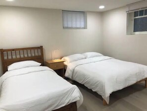 2 soverom, skrivebord, strykejern/-brett og wi-fi (inkludert)