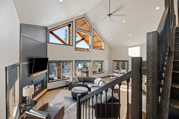 TV, fireplace