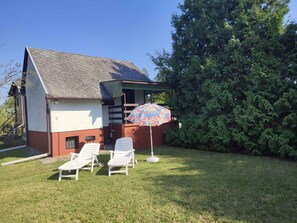 Property grounds - Studio with garden furniture near Lake Balaton (Balatonfenyves)