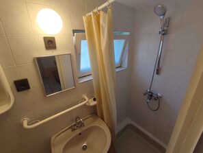 Bathroom - Studio with garden furniture near Lake Balaton (Balatonfenyves)
