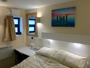 1 bedroom, desk, WiFi - Double Room, own front door on high street (Llandysul)