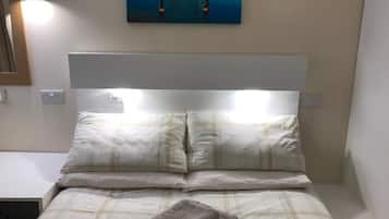 1 bedroom, desk, WiFi