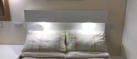 1 bedroom, desk, WiFi