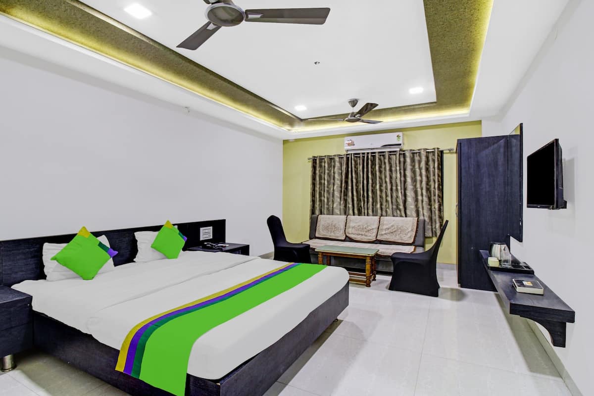Deluxe Room | Desk, iron/ironing board