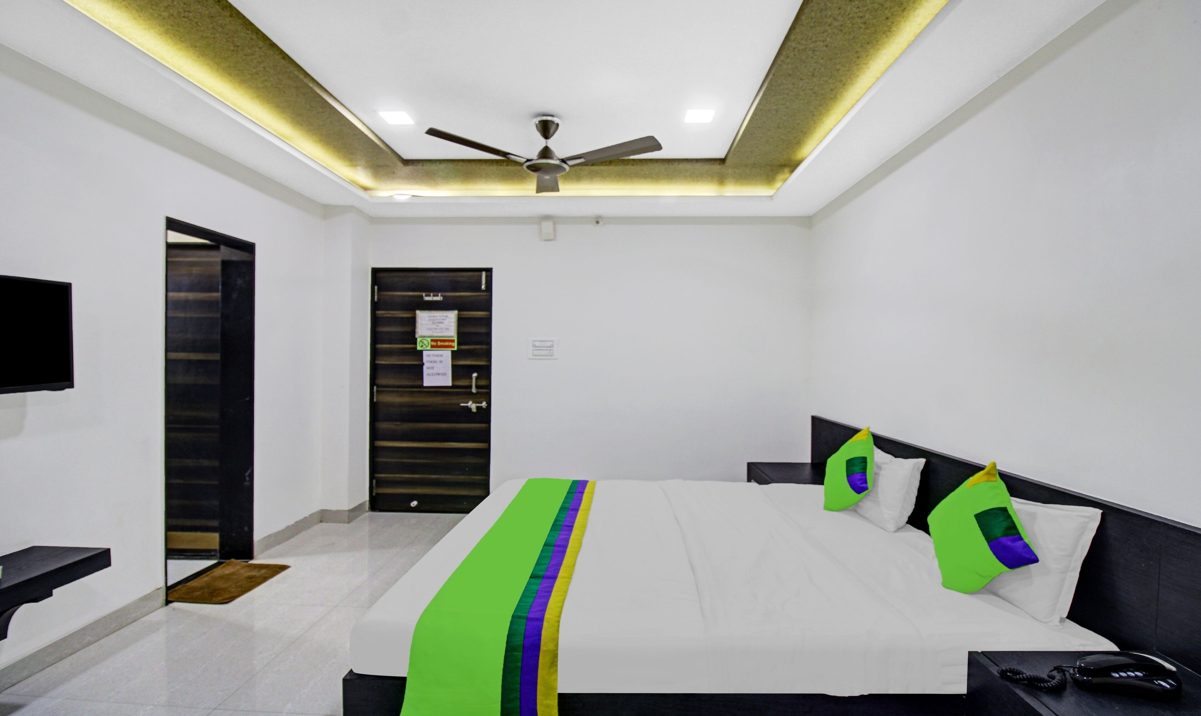 豪華客房 | 書桌、熨斗/熨衣板