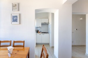 Refrigerador, microondas, parrilla de estufa y cafetera y tetera 