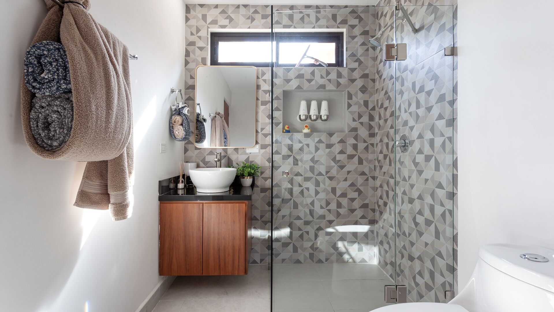 Dusche, Haartrockner, Handtücher, Seife