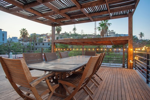 3BR Home w/ Private Rooftop • Walk to Beach & Downtown • Sleeps 10