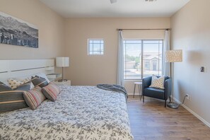 3 bedrooms, desk, free WiFi, bed sheets - Beautiful Cave Creek 3 Bdrm home in Quiet Area! (Cave Creek)