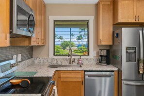 Jääkaappi, mikroaaltouuni, uuni, liesi