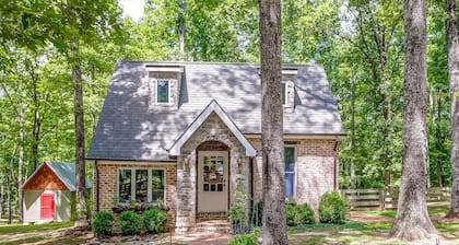 Storybook Cottage in Leipers Fork, TN