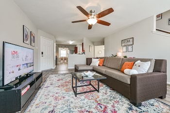 Blue Jay in North Houston Sleep 12 Work-cation Pet Friendly