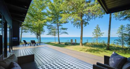 â
Modern Beach House w/Sunset Views/Trails/Golfing/Skiing/Secluded Beachâ