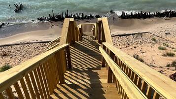 Beach nearby, sun loungers, beach towels