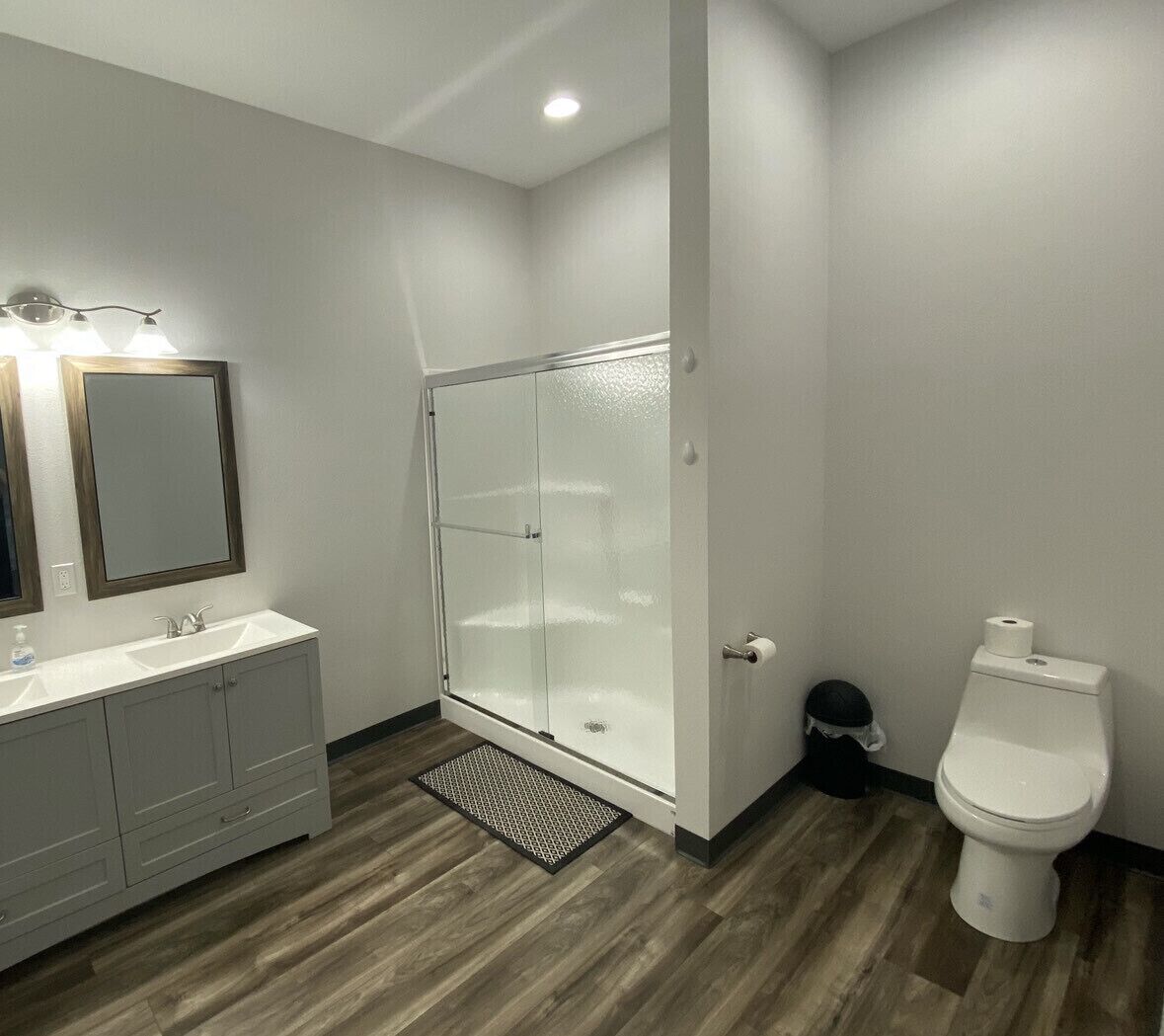 Un baño moderno con ducha, inodoro y tocador.