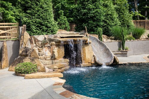 Large Manor with mountain views, pool, hot tub