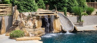 Large Manor with mountain views, pool, hot tub