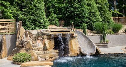 Large Manor with mountain views, pool, hot tub