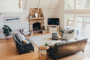 Smart-TV, Kamin, Tischfußball, Bücher