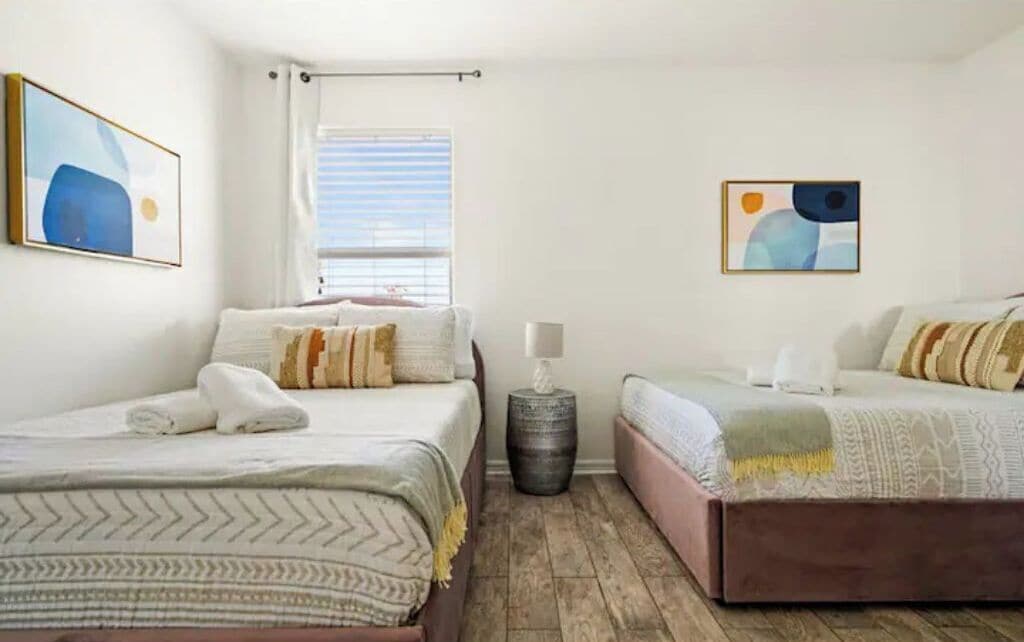 3 soverom, skrivebord, wi-fi (inkludert) og sengetøy