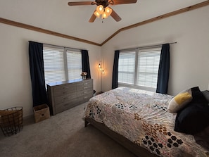 2 makuuhuonetta, silitysrauta/-lauta, vauvan matkasänky, Wi-Fi