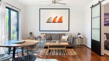Smart TV, lareira, aparelho de som