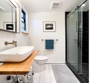 Shower, hair dryer, bidet, towels - Retreat w/ Hot Tub, Sauna, Sunset Views, Fire Pit (Ojai)