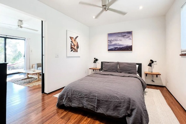 ultra-comfy bed (check the reviews-guests love it) with linen sheet and duvet