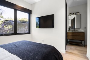 2 bedrooms, desk, WiFi, bed sheets