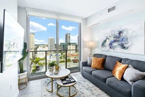 Smart TV - Pool, Views 1BR Downtown Condo near Bayfront Park (Miami)