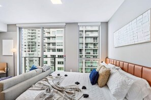 Tabla de planchar con plancha, wifi gratis y ropa de cama 