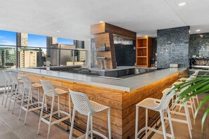 Bar (on property) - Pool & GYM Access! Modern Miami Studio w Sea Views (Miami)