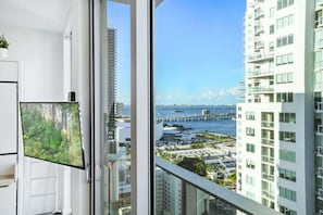 Interior - Pool & GYM Access! Modern Miami Studio w Sea Views (Miami)