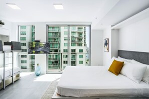 Iron/ironing board, free WiFi, bed sheets - Pool & GYM Access! Modern Miami Studio w Sea Views (Miami)
