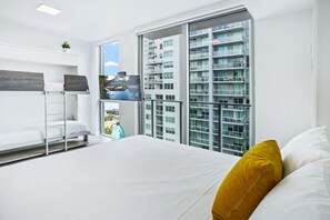 Tabla de planchar con plancha, wifi gratis y ropa de cama 