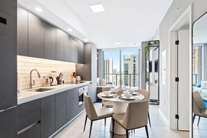 Réfrigérateur, four à micro-ondes, un four, surface de cuisson