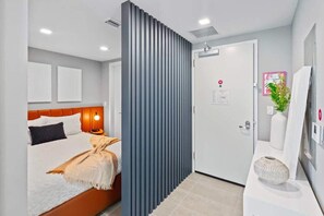 Tabla de planchar con plancha, wifi gratis y ropa de cama
