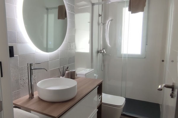 Douche, sĂšche-cheveux, serviettes fournies, savon