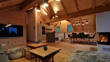 Smart-TV, Kamin, DVD-Player, Bücher