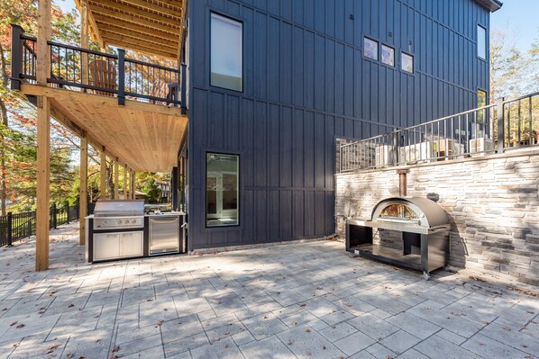 Terrace/patio - Modern Pet Friendly Lakefront Retreat w/ Pool (McHenry)