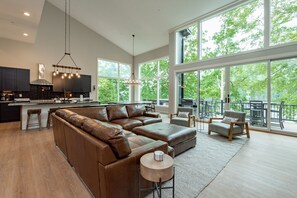 Smart TV, fireplace, ping pong - Dog Friendly Retreat w/ Dock, Hot Tub & Theater (McHenry)