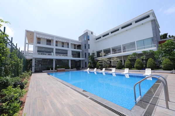 Outdoor pool - VRR Hotel's And Convention Centre (Anekal)