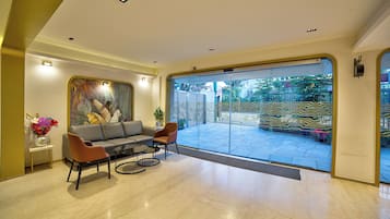 Lobby lounge