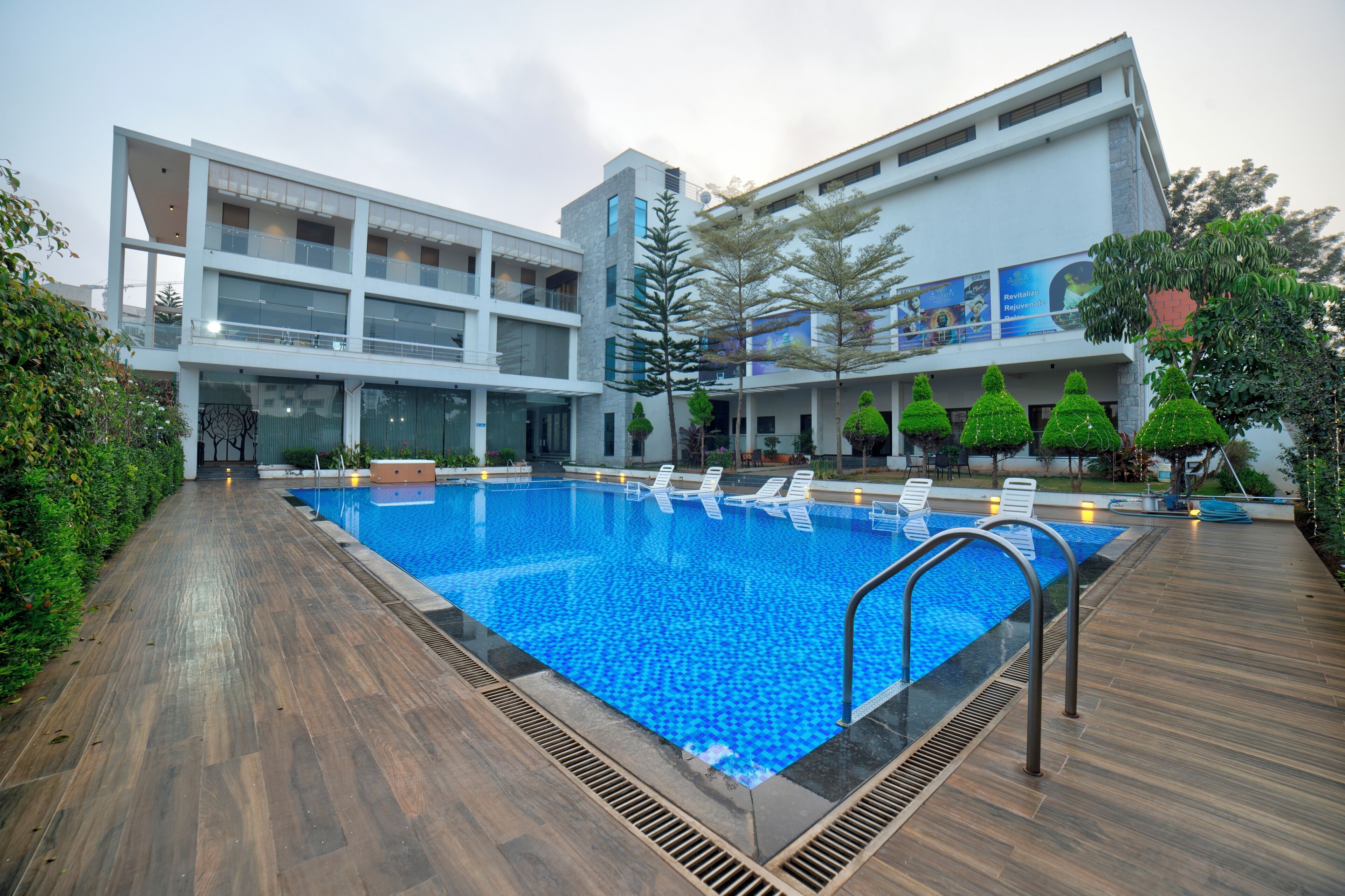 Una piscina al aire libre
