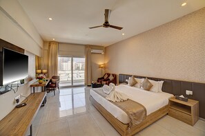 Ropa de cama de alta calidad y caja de seguridad en la habitación 