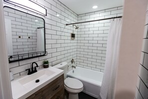 Ensemble douche/baignoire, sèche-cheveux, serviettes fournies, savon