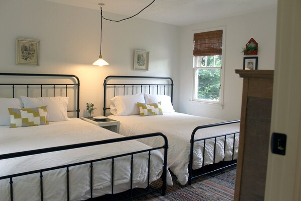 2 bedrooms, desk, iron/ironing board, WiFi