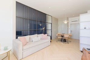 Unclassified image, 3 of 22, button