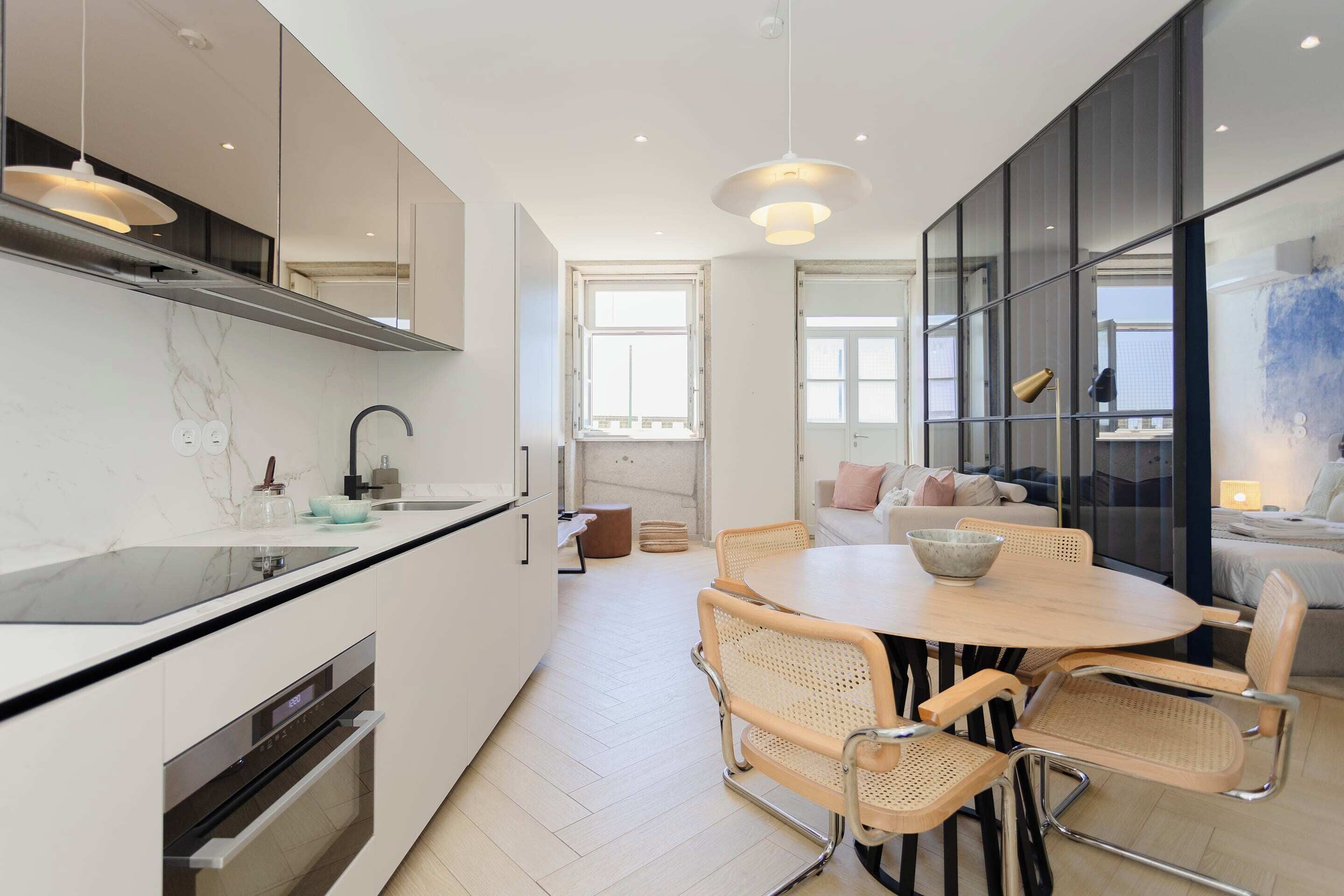 Jääkaappi, mikroaaltouuni, uuni, liesi